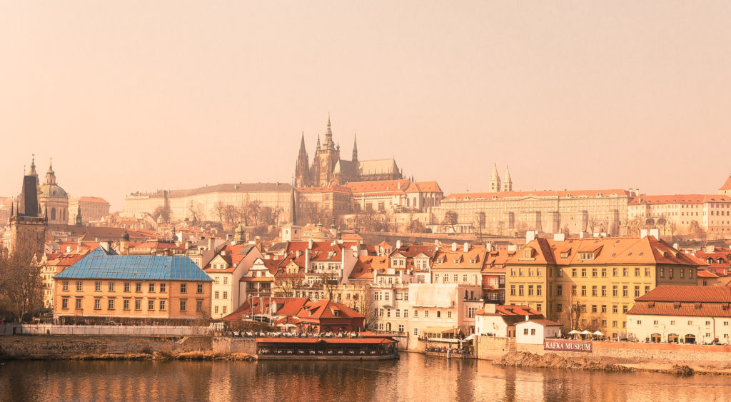 Нужна ли Шенгенская виза для поездки в Прагу