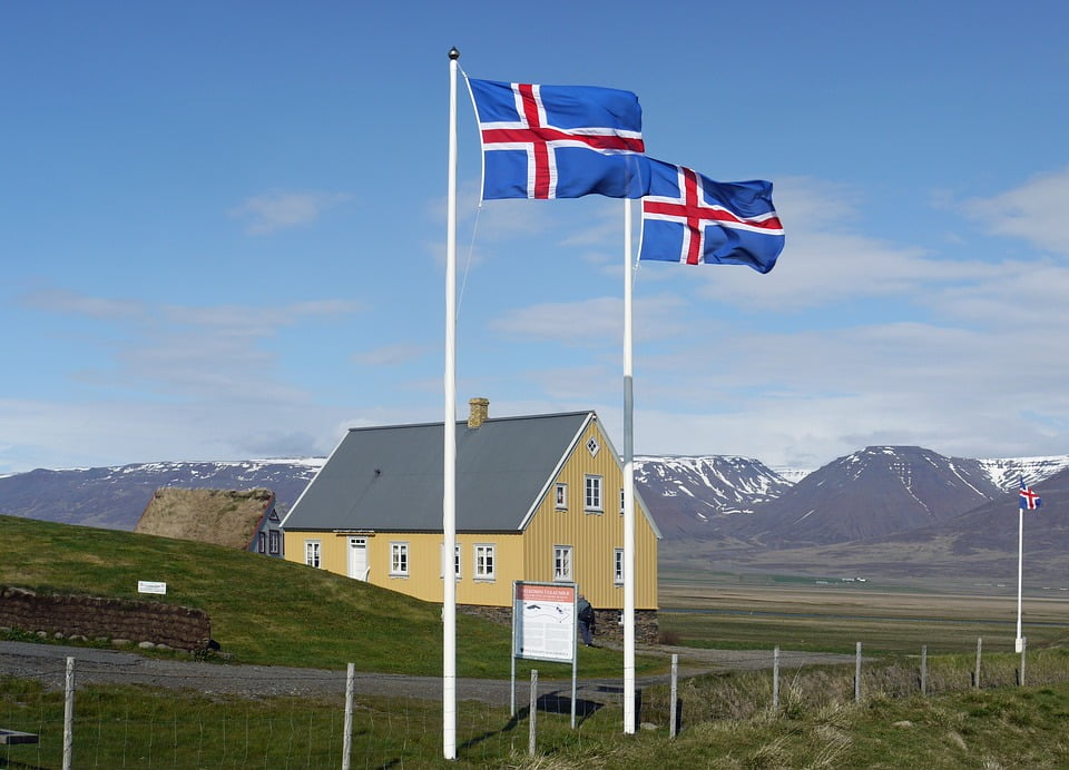 Изображение - Виза в исландию iceland-wide-glaumbaer-museum-flags-iceland-flag-1489723